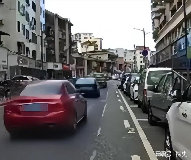 底裤”被扒企图拿钱平事出手大快人心九游会j9登录砸车3次！奔驰哥“(图13)